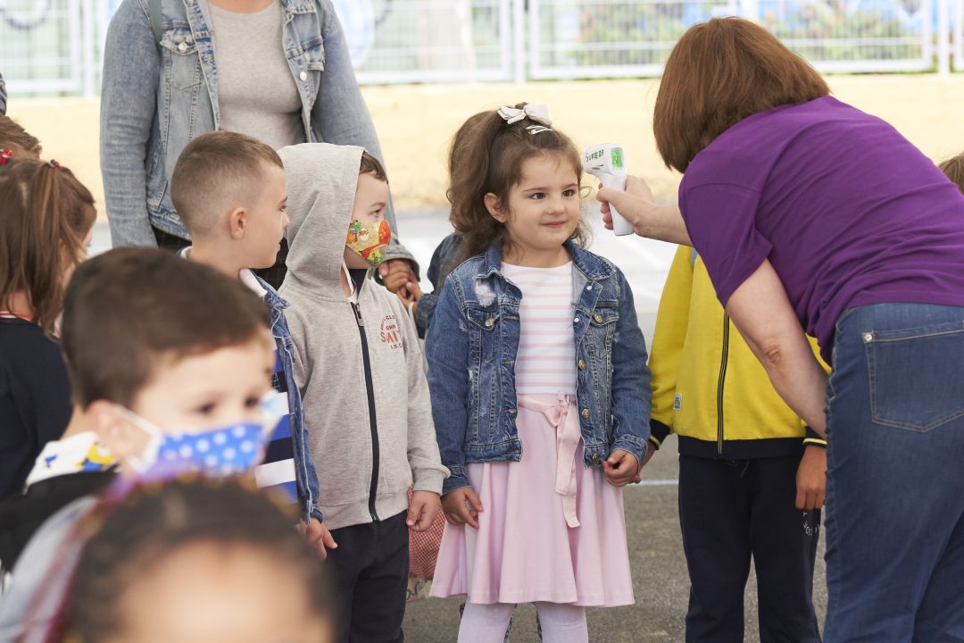 Una niña es sometida a un control de temperatura durante su primer día de vuelta a clase, en una imagen de archivo Una niña es sometida a un control de temperatura durante su primer día de vuelta a clase, en una imagen de archivo