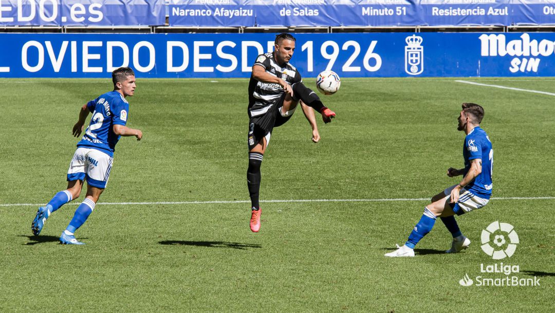 Forniés despeja un balón Forniés despeja un balón