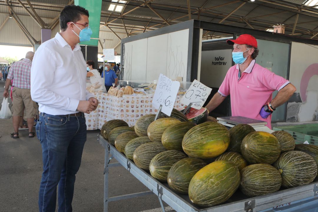 El concejal David Donate visita el mercado del lunes El concejal David Donate visita el mercado del lunes