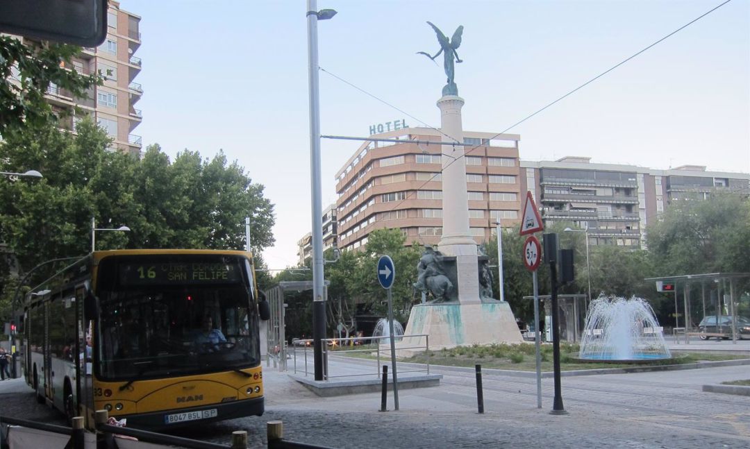 Un autobús urbano circula por la Plaza de las Batallas. Un autobús urbano circula por la Plaza de las Batallas.