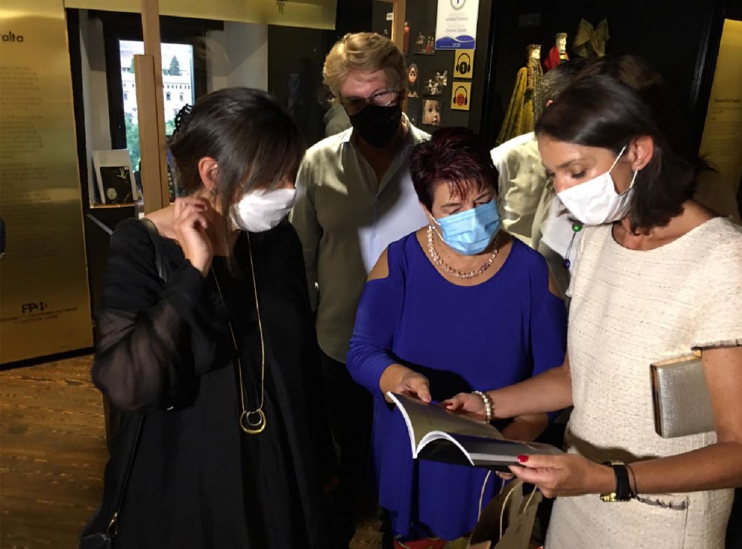 La ministra Reyes Maroto (d) acompañada por la alcaldesa Clara Luquero y por los concejales Gina Aguiar y Jesús García Zamora en la visita a la colección de Títeres de Peralta La ministra Reyes Maroto (d) acompañada por la alcaldesa Clara Luquero y por los concejales Gina Aguiar y Jesús García Zamora en la visita a la colección de Títeres de Peralta