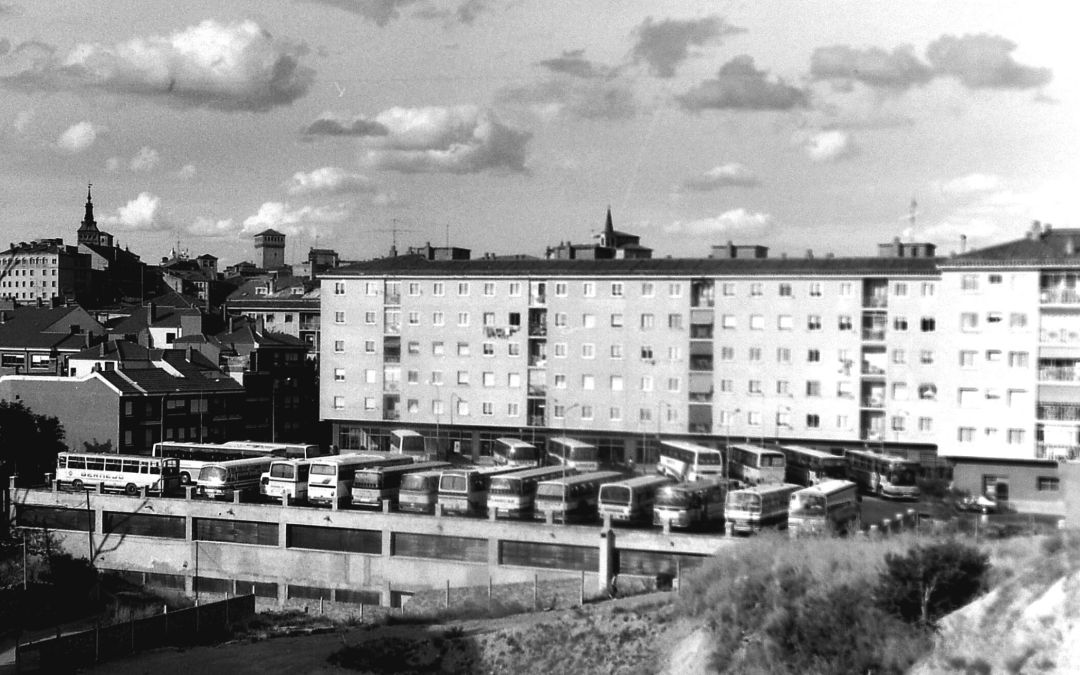 Campa de la estación de autobuses de Segovia construida en los bajos de un edificio del Paseo de Ezequiel González Campa de la estación de autobuses de Segovia construida en los bajos de un edificio del Paseo de Ezequiel González