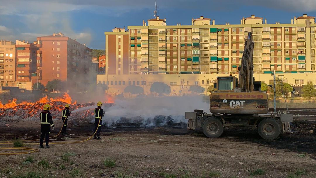 El fuego ha generado una columna de humo visible en toda la ciudad El fuego ha generado una columna de humo visible en toda la ciudad