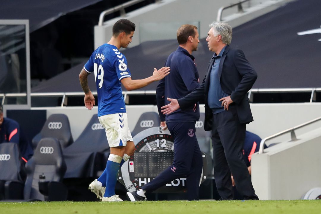 James saluda a Ancelotti, en su debut con el Everton, este domingo James saluda a Ancelotti, en su debut con el Everton, este domingo