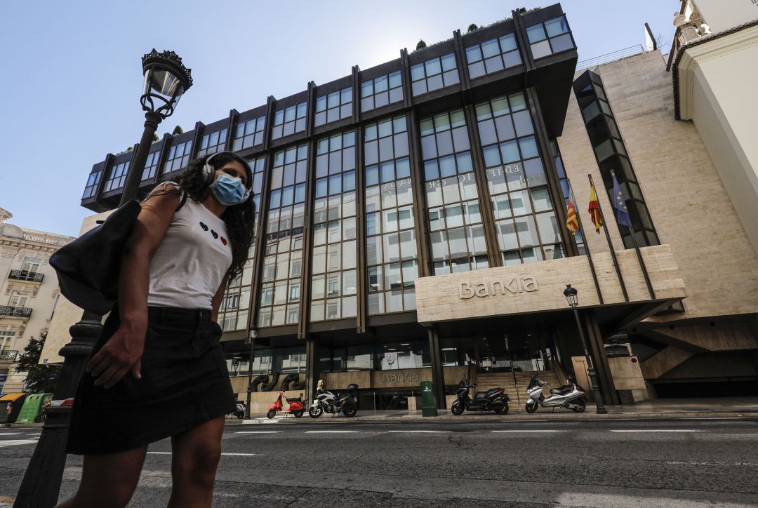 Una joven pasa por las inmediaciones de la sede de Bankia en Valencia Una joven pasa por las inmediaciones de la sede de Bankia en Valencia