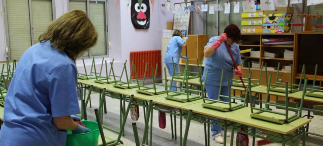 Imagen de archivo, anterior a la pandemia, de la limpieza de un colegio Imagen de archivo, anterior a la pandemia, de la limpieza de un colegio