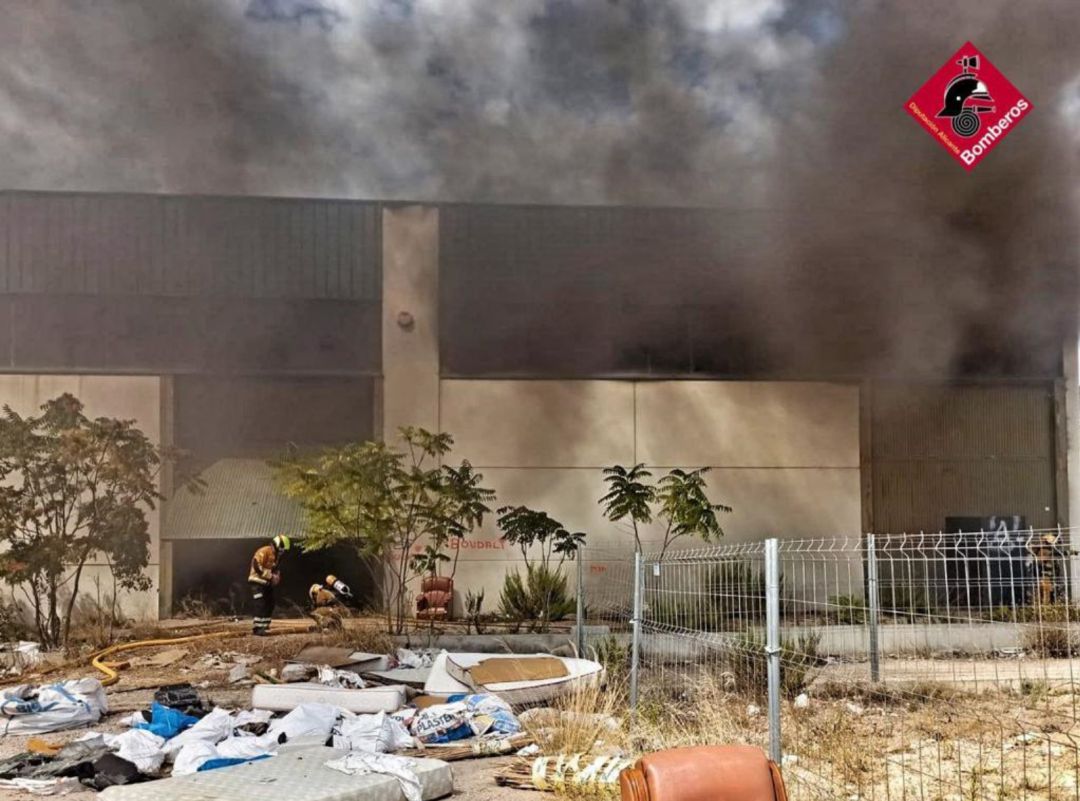 El fuego ha quemado el interior de dos naves abandonadas en Cocentaina. El fuego ha quemado el interior de dos naves abandonadas en Cocentaina.