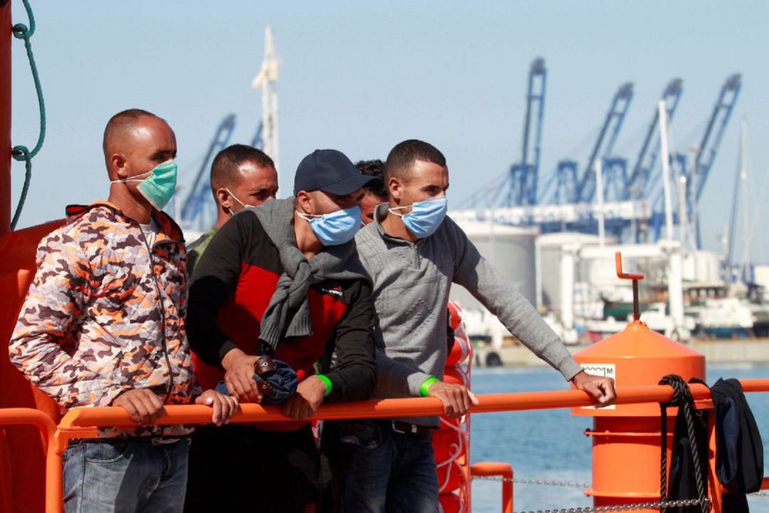 Inmigrantes junto al puerto de Algeciras en imagen de archivo. Inmigrantes junto al puerto de Algeciras en imagen de archivo.