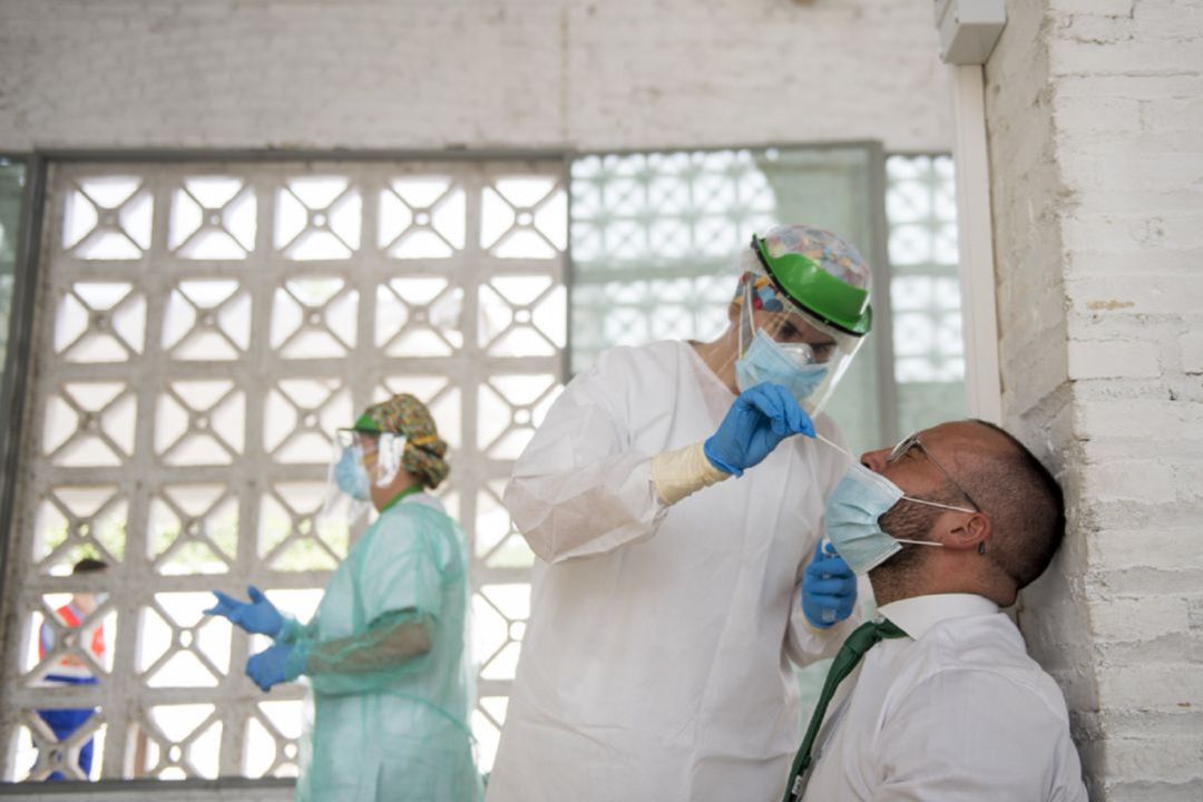Un hombre se somete a una prueba PCR. Un hombre se somete a una prueba PCR.