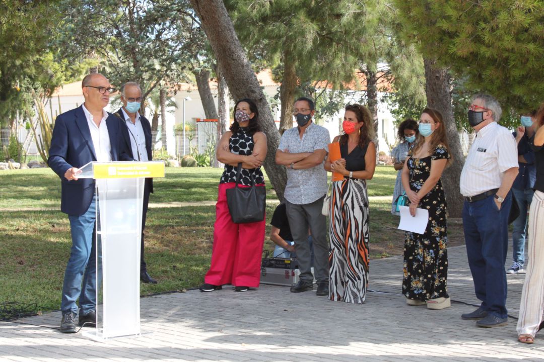El rector de la Universidad de Alicante, en la lectura homenaje en el centenario del nacimiento del escritor Mario Benedetti. El rector de la Universidad de Alicante, en la lectura homenaje en el centenario del nacimiento del escritor Mario Benedetti.