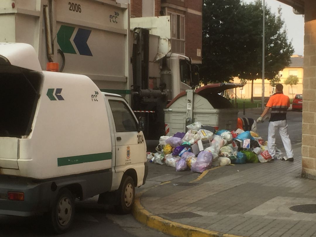 Un trabajador recoge las basuras Un trabajador recoge las basuras