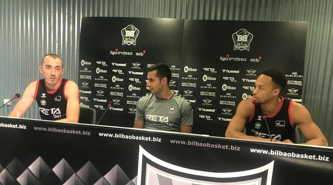 Rousselle y Brown en la sala de prensa del Bilbao Arena Rousselle y Brown en la sala de prensa del Bilbao Arena