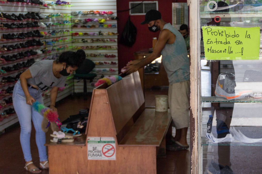 Fotografía de una tienda de zapatos Fotografía de una tienda de zapatos