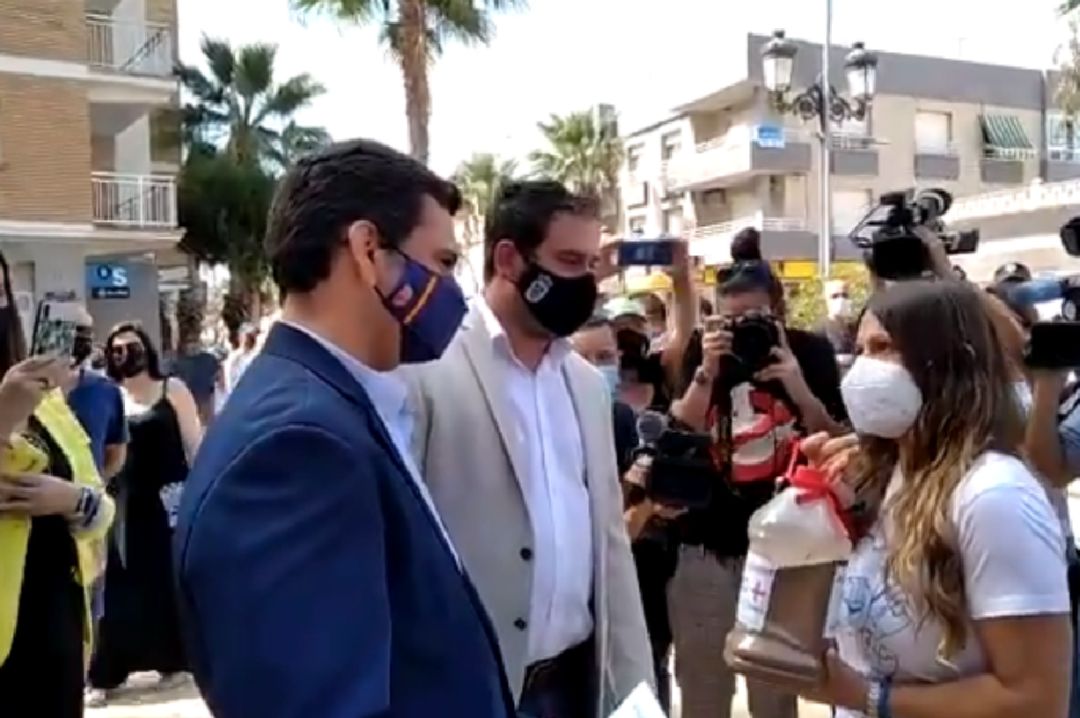 Momento en que Pamela García entrega la garrafa de barro al consejero Momento en que Pamela García entrega la garrafa de barro al consejero