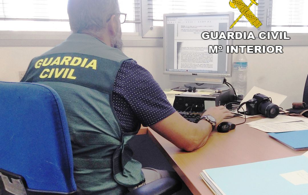 Agente de la Guardia Civil en Castellón. Imagen de archivo Agente de la Guardia Civil en Castellón. Imagen de archivo