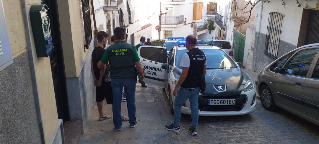 Agentes de la Guardia Civil de Martos con los detenidos. Agentes de la Guardia Civil de Martos con los detenidos.