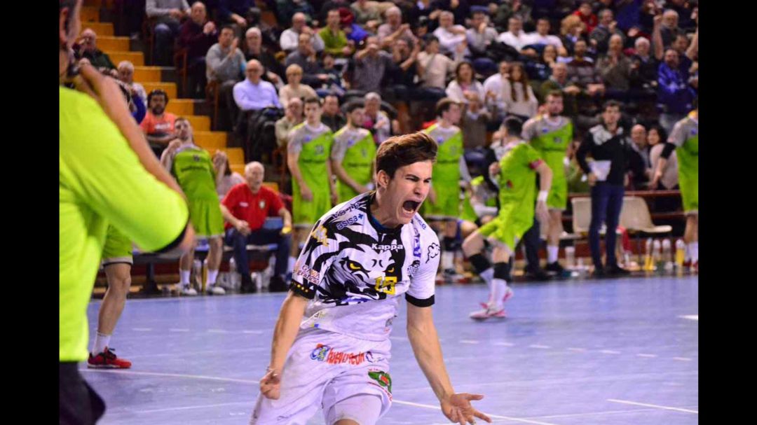 Gonzalo Pérez celebra un gol en el Palacio Gonzalo Pérez celebra un gol en el Palacio