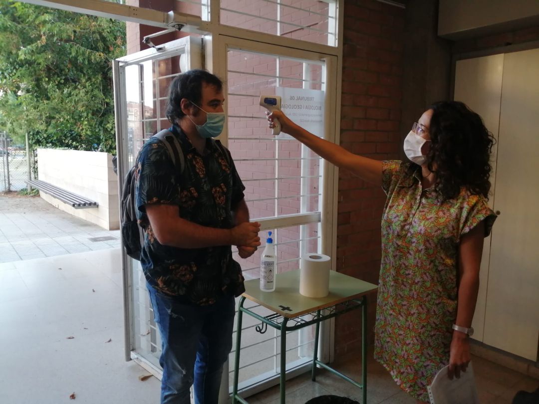 Els professors també s'han hagut de sotmetre a la presa de temperatura quan han accedit als centres. Els professors també s'han hagut de sotmetre a la presa de temperatura quan han accedit als centres.