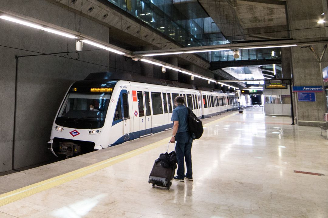 Un viajero en el metro del Aeropuerto Adolfo Suárez Madrid-Barajas Un viajero en el metro del Aeropuerto Adolfo Suárez Madrid-Barajas
