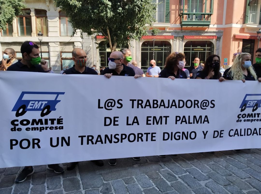 Trabajadores de la EMT se concentran frente el Ayuntamiento de Palma. Trabajadores de la EMT se concentran frente el Ayuntamiento de Palma.