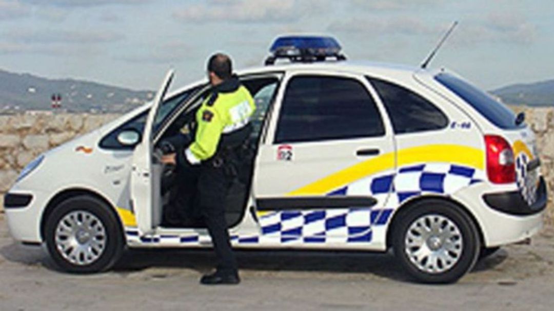 El detingut va amenaçar de mort els agents de la policia local. El detingut va amenaçar de mort els agents de la policia local.