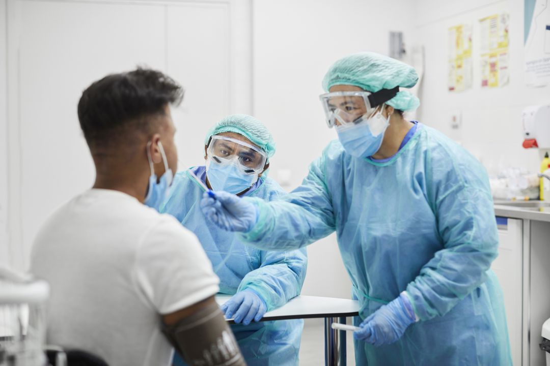 Realización de una prueba PCR a un hombre Realización de una prueba PCR a un hombre