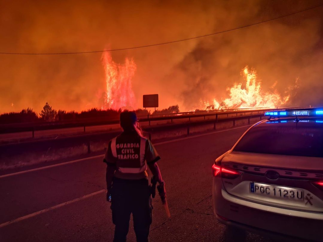 La Guardia Civil tuvo que cortar la A-52 por la proximidad del fuego La Guardia Civil tuvo que cortar la A-52 por la proximidad del fuego
