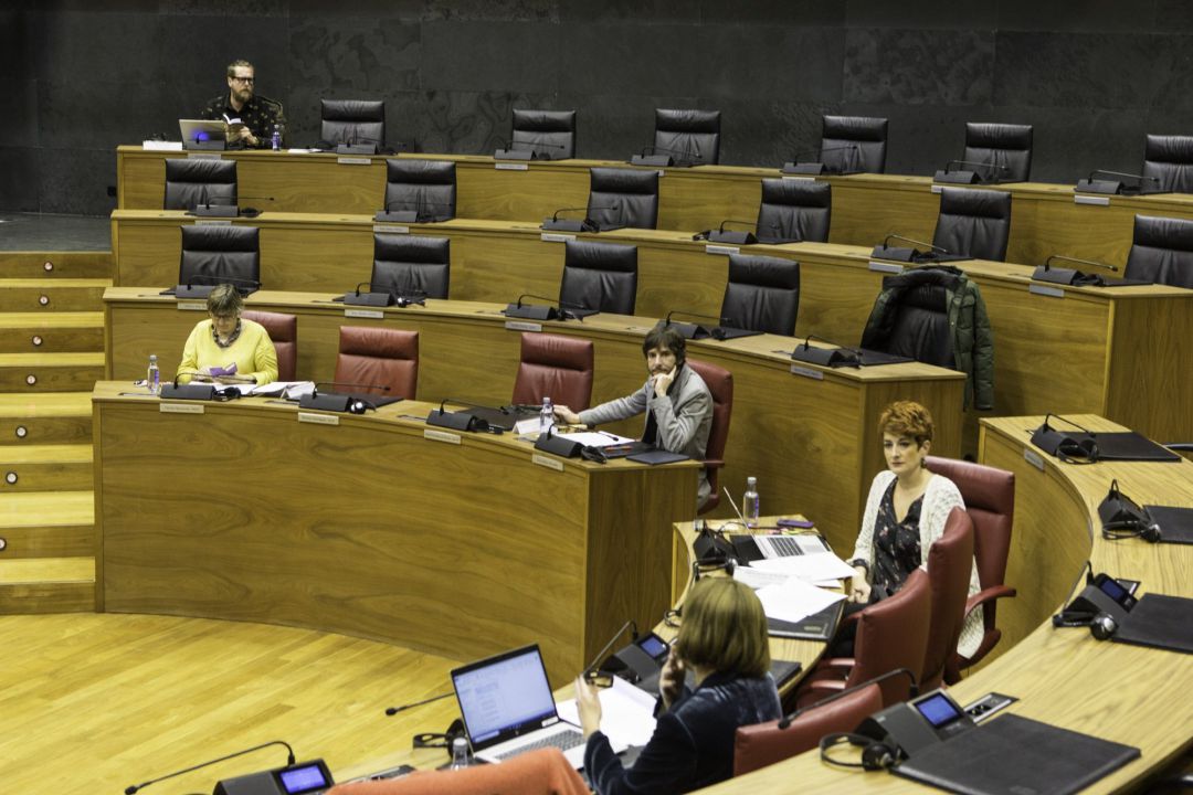 Reunión de la Mesa y Junta de Portavoces del Parlamento de Navarra en el salón de plenos. Reunión de la Mesa y Junta de Portavoces del Parlamento de Navarra en el salón de plenos.