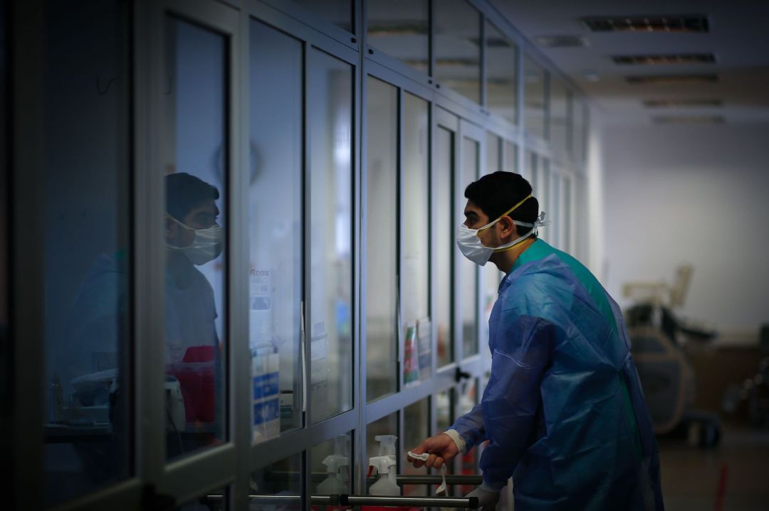 Un profesional de la sanidad, desempeñando su labor. Un profesional de la sanidad, desempeñando su labor.