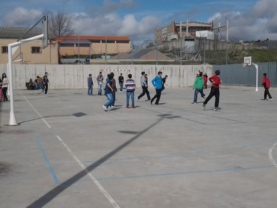 Imagen de archivo de alumnos jugando en el patio del CEO Virgen de la Peña de Sepúlveda Imagen de archivo de alumnos jugando en el patio del CEO Virgen de la Peña de Sepúlveda
