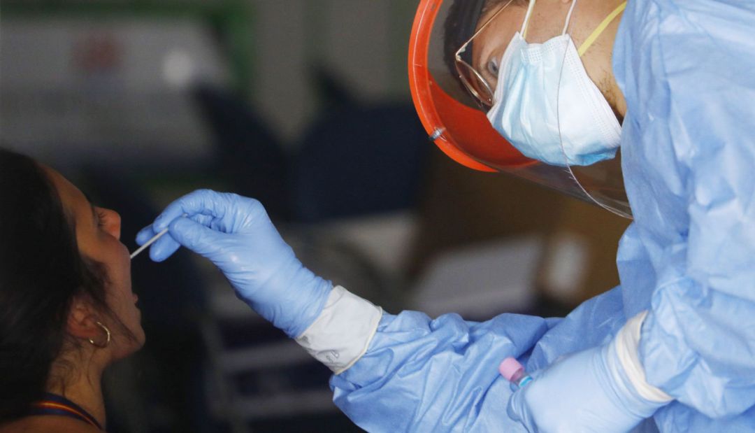 Personal sanitario continúa haciendo test rápidos para detectar coronavirus en un centro sanitario de Córdoba, hoy lunes cuando Andalucía ha registrado en las últimas 24 horas seis fallecimientos por covid-19 y 645 nuevos casos positivos por PCR, 95 menos de los que se detectaron ayer domingo, según datos de la Consejería de Salud.s Personal sanitario continúa haciendo test rápidos para detectar coronavirus en un centro sanitario de Córdoba, hoy lunes cuando Andalucía ha registrado en las últimas 24 horas seis fallecimientos por covid-19 y 645 nuevos casos positivos por PCR, 95 menos de los que se detectaron ayer domingo, según datos de la Consejería de Salud.s