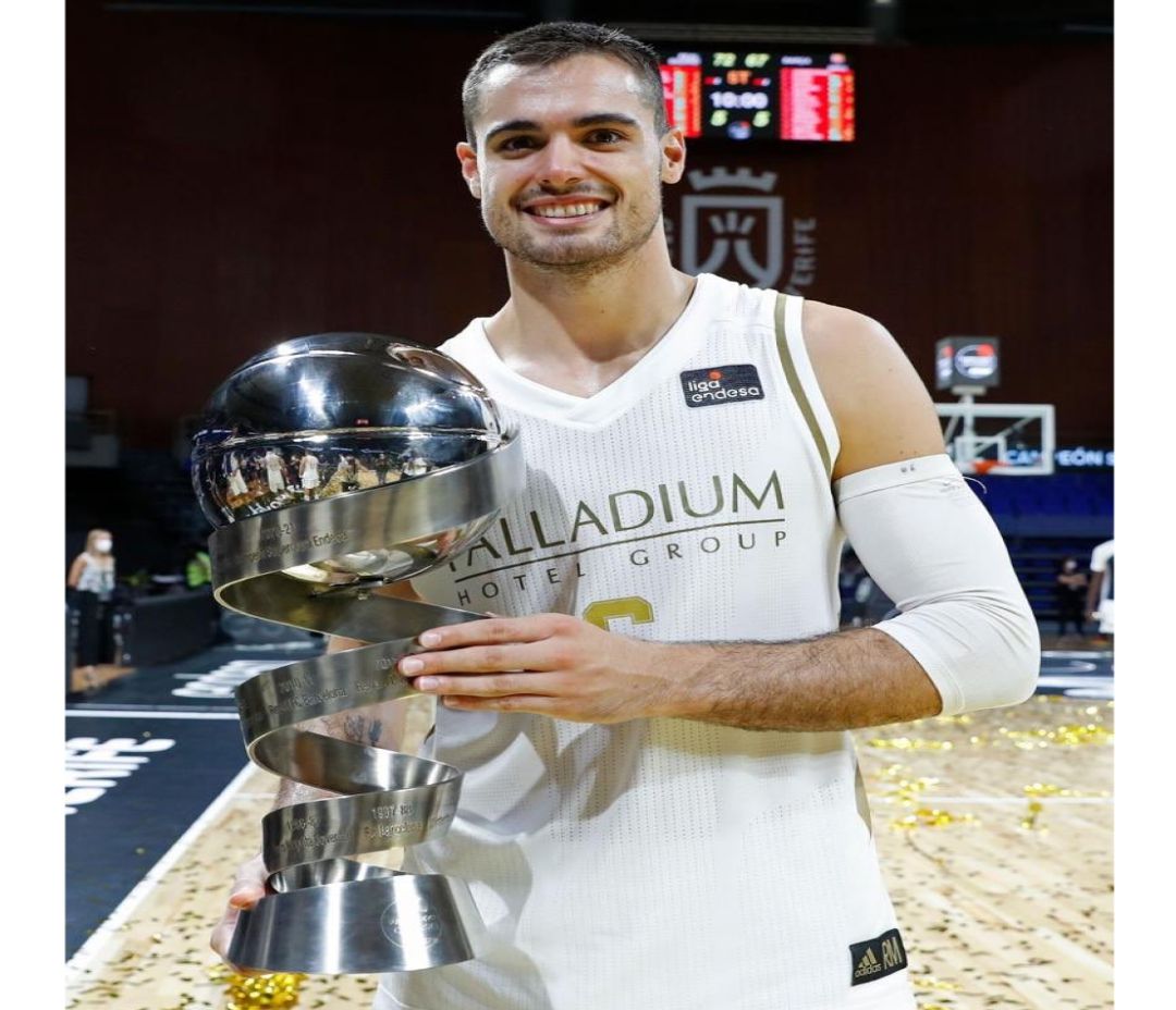Abalde posa con la Supercopa Endesa Abalde posa con la Supercopa Endesa