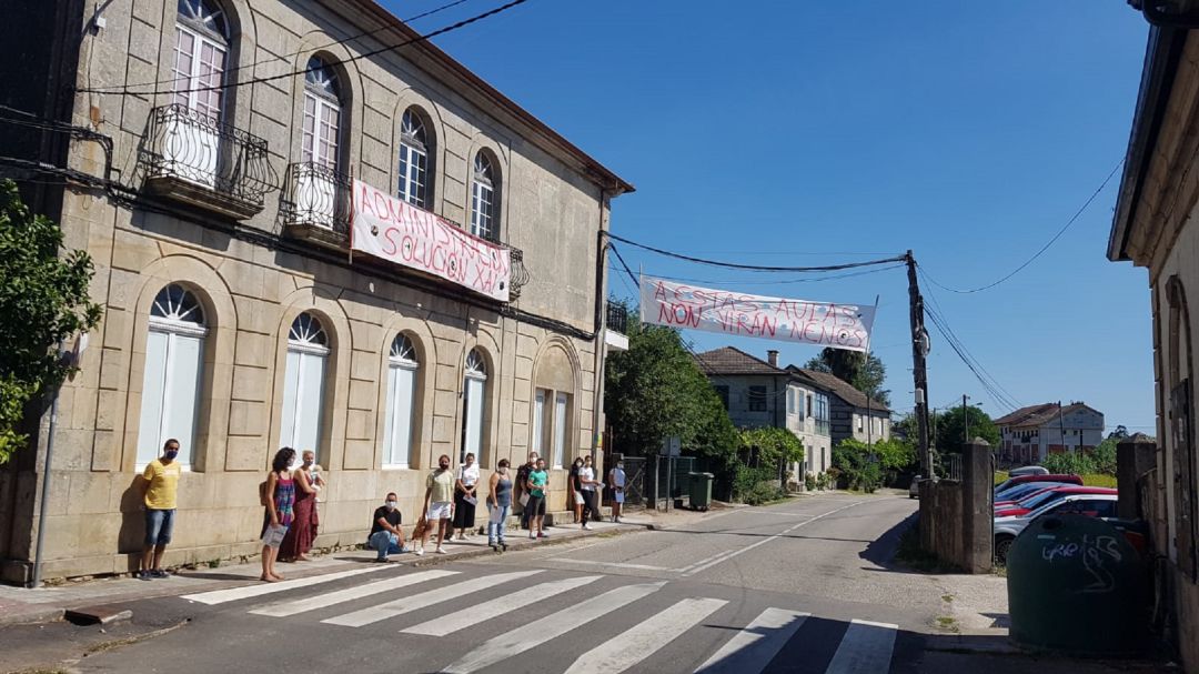 Padres y madres de los alumnos del aula de Caldelas de Tui protestando por la situación de las instalaciones. Padres y madres de los alumnos del aula de Caldelas de Tui protestando por la situación de las instalaciones.