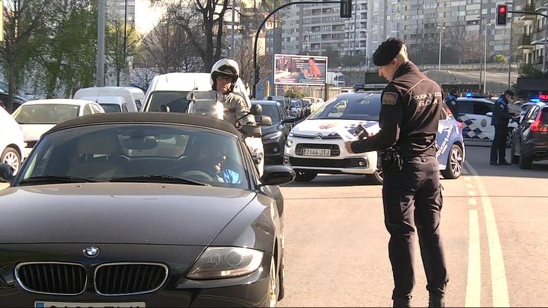 Un policía local durante el confinamiento Un policía local durante el confinamiento