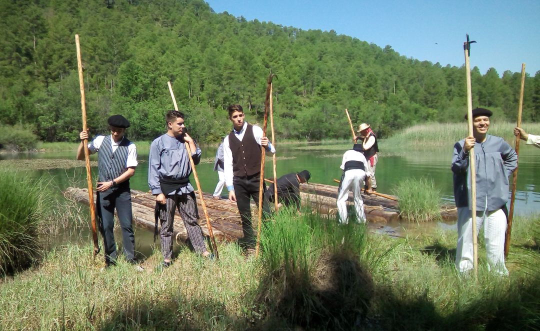 Recreación de las maderadas en el embalse de Chincha en Vadillos (Cuenca). Recreación de las maderadas en el embalse de Chincha en Vadillos (Cuenca).