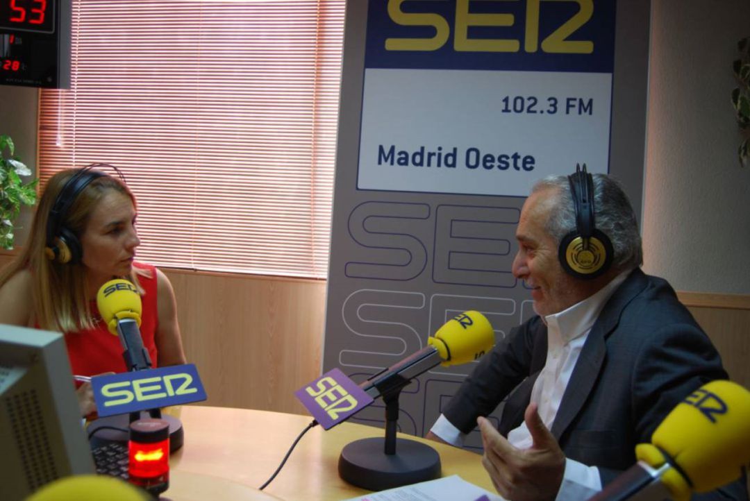 Esteban Parro, exalcalde de Móstoles, en los estudios de Ser Madrid Oeste con la directora de Hoy por Hoy Madrid Oeste, Ana Iriarte (foto de archivo) Esteban Parro, exalcalde de Móstoles, en los estudios de Ser Madrid Oeste con la directora de Hoy por Hoy Madrid Oeste, Ana Iriarte (foto de archivo)