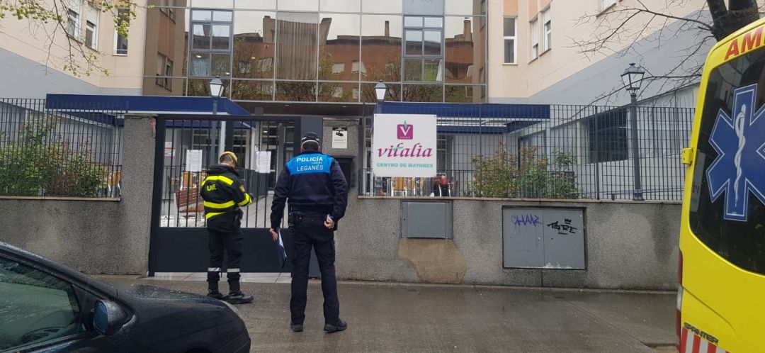 Efectivos de la UME y de la Policía Local de Leganés visitan una residencia de Leganés durante el Estado de Alarma. Efectivos de la UME y de la Policía Local de Leganés visitan una residencia de Leganés durante el Estado de Alarma.