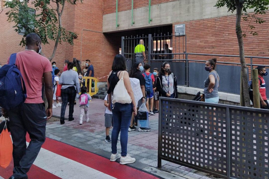 Entrada d'alumnes a l'Escola Matilde Orduña de l'Hospitalet de Llobregat Entrada d'alumnes a l'Escola Matilde Orduña de l'Hospitalet de Llobregat
