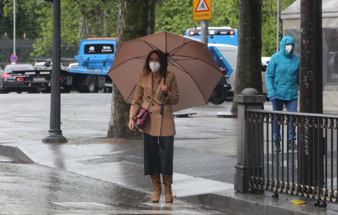 Una mujer con paraguas en Madrid. Una mujer con paraguas en Madrid.
