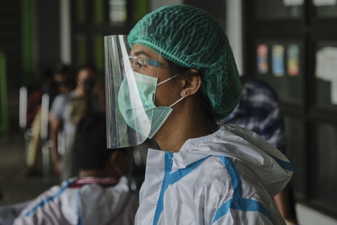 Una enfermera de Indonesia en un estadio de fútbol de Jakarta que se ha convertido en un hospital de coronavirus Una enfermera de Indonesia en un estadio de fútbol de Jakarta que se ha convertido en un hospital de coronavirus