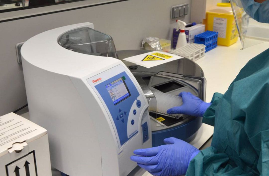 Una sanitaria en un laboratorio. Una sanitaria en un laboratorio.