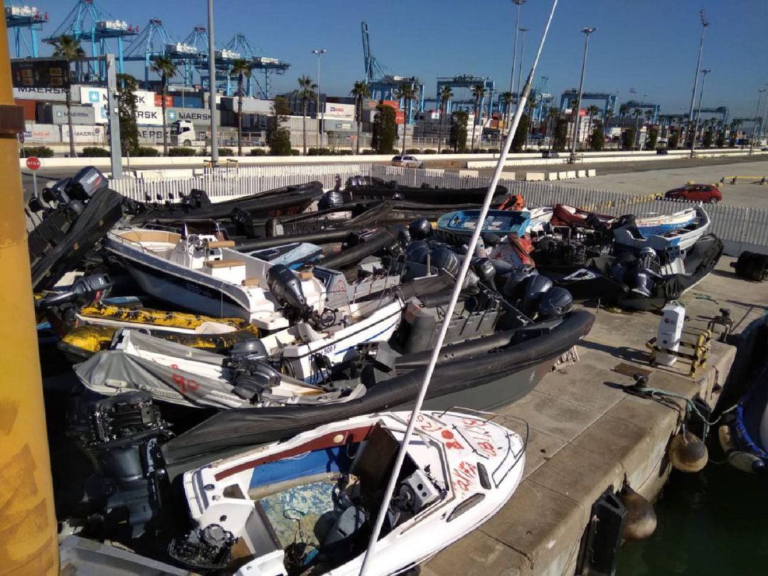 Narcolanchas apiladas en un muelle del puerto de Algeciras. Narcolanchas apiladas en un muelle del puerto de Algeciras.