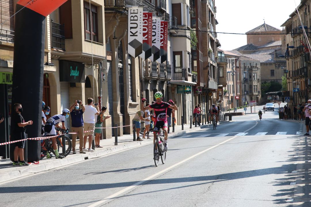 Álvar Martín entra en solitario como ganador en la línea de meta de Tafalla. Álvar Martín entra en solitario como ganador en la línea de meta de Tafalla.