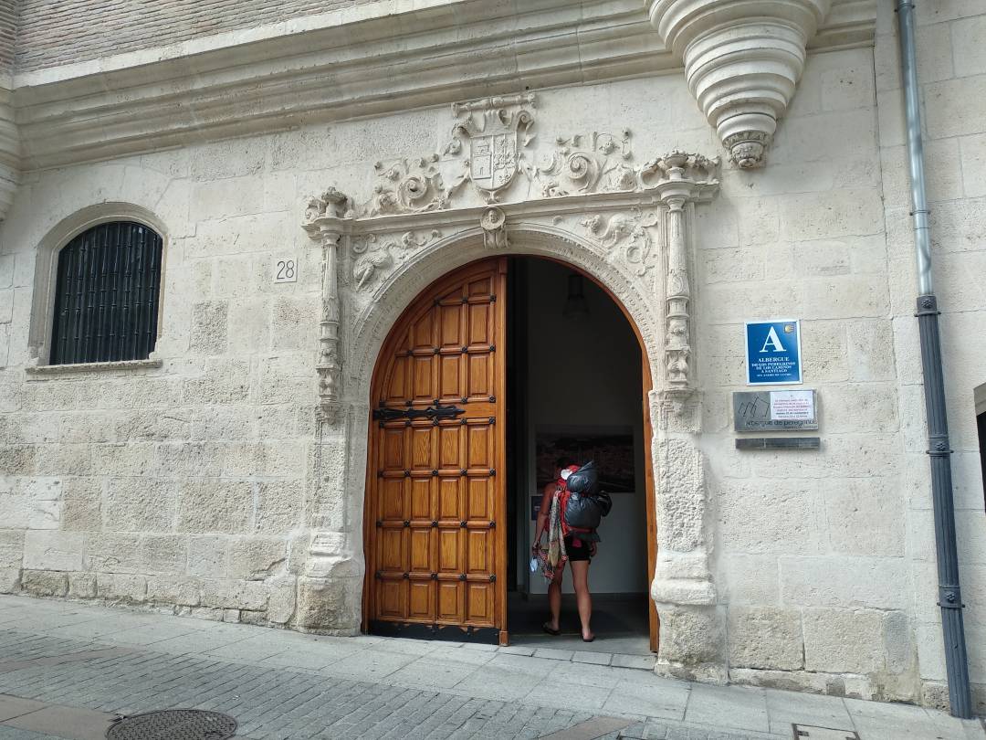 Una peregrina accede al albergue municipal, reabierto este martes después de seis meses Una peregrina accede al albergue municipal, reabierto este martes después de seis meses