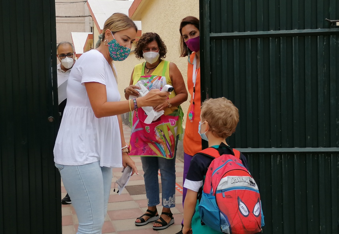 Los protocolos Covid19 definidos para el regreso a las aulas de Canaria incluye la toma de temperatura antes de que los estudiantes entren en el centro escolar Los protocolos Covid19 definidos para el regreso a las aulas de Canaria incluye la toma de temperatura antes de que los estudiantes entren en el centro escolar