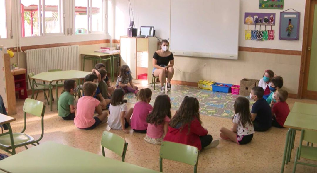 imagen de archivo de un aula de un colegio imagen de archivo de un aula de un colegio