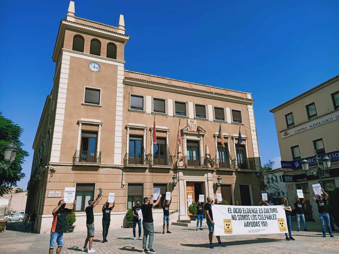Concentración a las puertas del consistorio de Elda Concentración a las puertas del consistorio de Elda