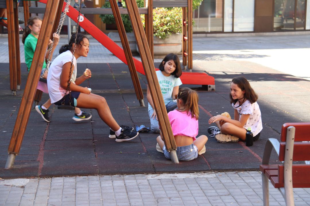 Uns nens de 5è de primària de l'escola Eiximenis de Girona jugant i esmorzant en uns gronxadors de la plaça de Josep Pla Uns nens de 5è de primària de l'escola Eiximenis de Girona jugant i esmorzant en uns gronxadors de la plaça de Josep Pla