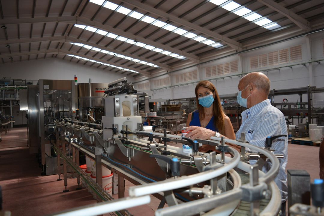 La delegada de Transformación Económica de la Junta en Granada, Virginia Fernández visita la fabrica. La delegada de Transformación Económica de la Junta en Granada, Virginia Fernández visita la fabrica.