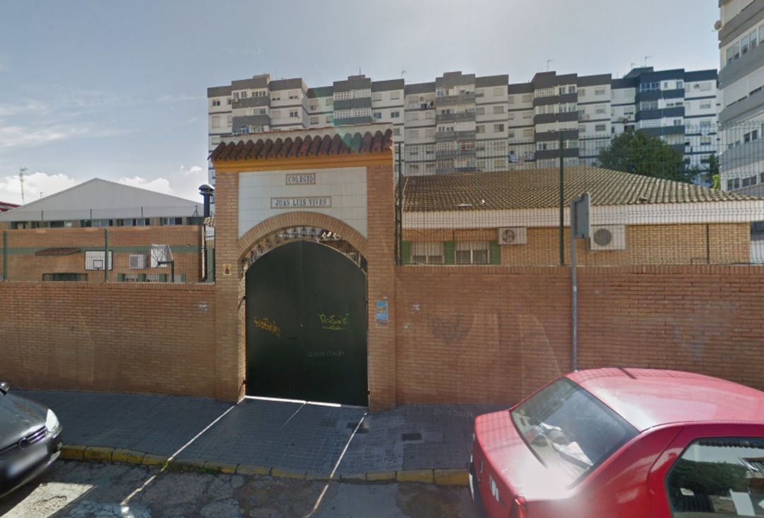 Fachada del colegio cerrado. Fachada del colegio cerrado.